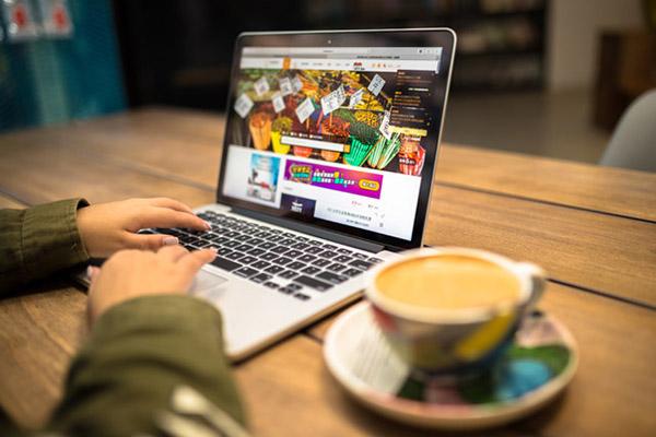 如何制作一個能在電腦和手機之間自適應(yīng)的網(wǎng)站